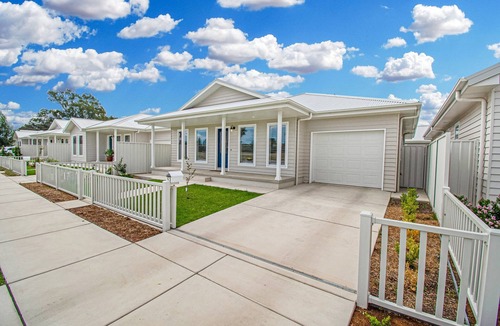 Wagga Wagga House | Whitewood Retreat - Modern Elegance, Serene Stay