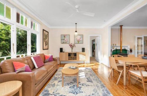 Bundanoon House | Willow Tree Cottage in Bustling Creative Bundanoon