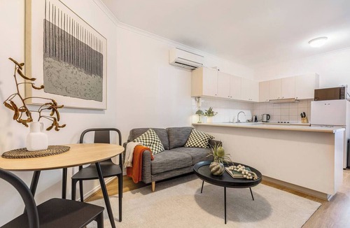 Windsor Apartment | Windsor Base Steps to Shopping Dining and Nightlife