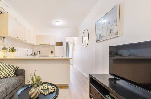 Windsor Apartment | Windsor Base Steps to Shopping Dining and Nightlife