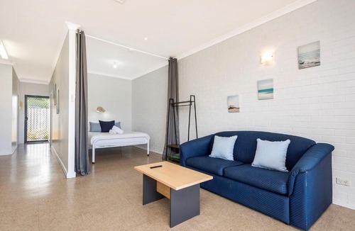 Lancelin Apartment | Windsurfer Beach Chalet 5