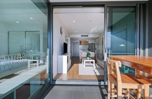 Bowen Hills Apartment | Windward Inner city Skyline Stay with Pool Access