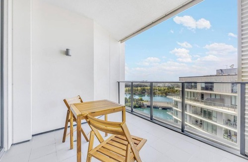 Wolli Creek Apartment | Wolli Creek 2BR | Station, Airport, Pool + Parking