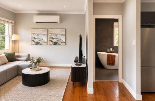 Fairy Meadow House | Wollongong Family Home with Jacuzzi & Garden