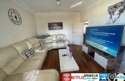 Wollongong CBD House | Wollongong station holiday house with Wi-Fi,75 Inch TV, Netflix,Parking,Beach