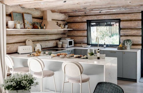 Macedon Cabin | Wonderful Rustic Wooden Cabin with Fireplace in Macedon, Victoria