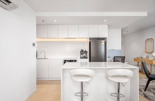 Flemington Apartment | World-Famous Racecourse Views with Pool Gym & Park