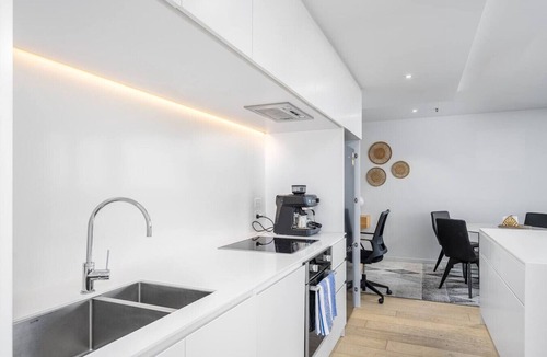 Flemington Apartment | World-Famous Racecourse Views with Pool Gym & Park