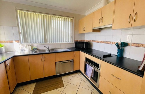 Worrigee House | Worrigee 3BR/1BA Stay Heated Rooms Near Shops