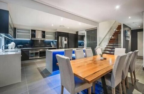 Surfers Paradise Villa | Wow Large 4 Bedrooms 4 bathroom with Private pool, 4 min walk to beach