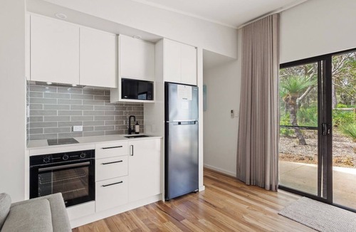 Yallingup Apartment | Wren Studio: Modern Comfort in Nature's Embrace