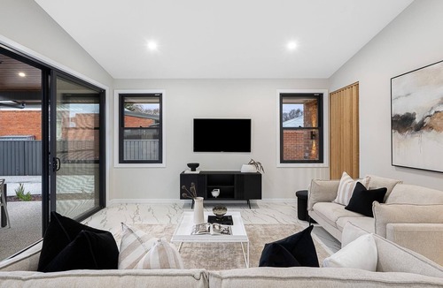 Albury House | Wyse Executive Townhouse - Stylish three bedroom modern townhouse in central Albury
