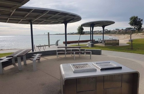 Falcon House | Yarri House- walk to shops, estuary and beach!