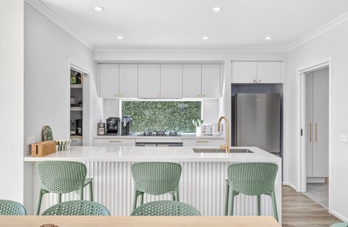 Curlewis House | Yellow door pool retreat – Sleeps 12, Heated Pool, Family Friendly