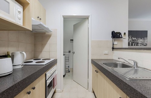 East Perth Apartment | Your East Perth Haven awaits! Walk to Optus Stadium, Crown Perth and the CBD. Enjoy iconic Swan River walks, vibrant Claisebrook Cove for coffee and dining and super easy city access with the free CAT bus (20mins).