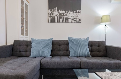 East Perth Apartment | Your East Perth Haven awaits! Walk to Optus Stadium, Crown Perth and the CBD. Enjoy iconic Swan River walks, vibrant Claisebrook Cove for coffee and dining and super easy city access with the free CAT bus (20mins).
