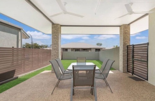 Durack House | Zen Courtyard: garden - patio - garage