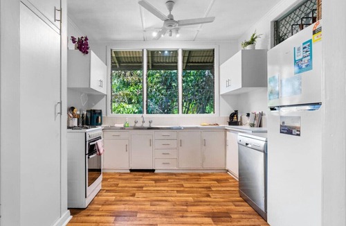 Larrakeyah House | Zen in the Tropics: Fenced Yard - Balcony - Desk