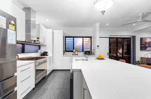 Lyons House | Zen Monarch: Family Luxury Retreat ~ Pool ~ BBQ