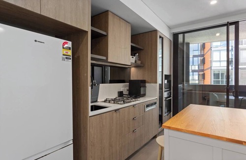 Zetland Apartment | Zetland Base Urban Comfort near Dining and Transport