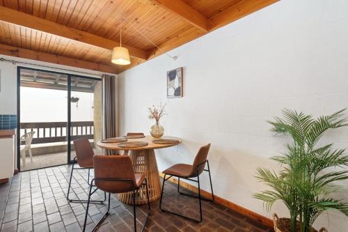 17 Cottesloe - steps from beach - sleeps 2 in Perth