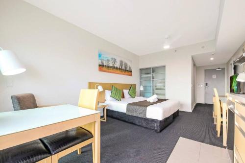'18th in the Clouds' CBD Resort Living with Pool