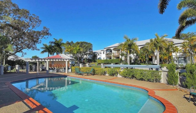 2 Bed/2 Bath Garden Unit + Study in a Great Central Carrara Location