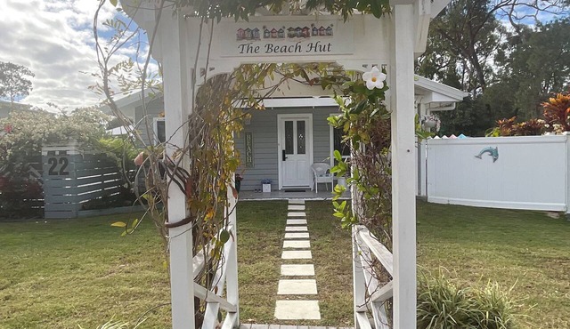 2 BED BEACH HUT+ STUDIO+SWIMSPA,SAUNA,PATROLLED BEACH,TAVERN, SHOPS,RESTAURANTS. in Tannum Sands