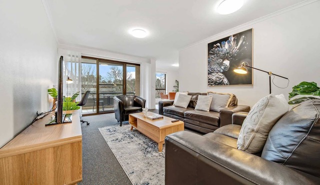 2-Bed with Pool, BBQ, Tennis Court & Parking in Kingston