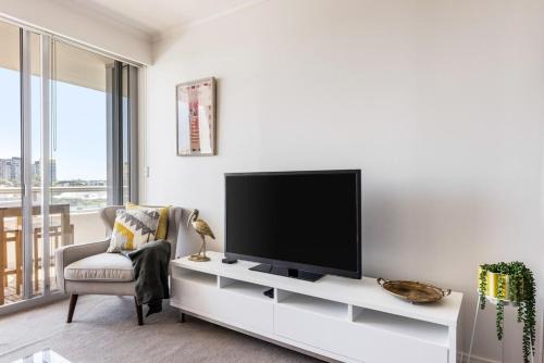 2 Bedroom Darling Harbour Waterviews Pool Sydney in Sydney
