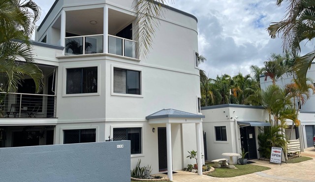 2 Bedroom - Pet Friendly - Family Fun - Heated Pool - Swim up Bar - Beach Stroll in Urangan