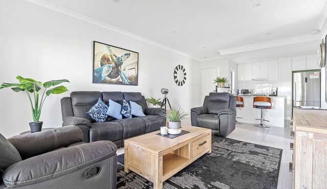 2 Conveniently Quiet Cloverdale 2BR 2BA Parking in Cloverdale