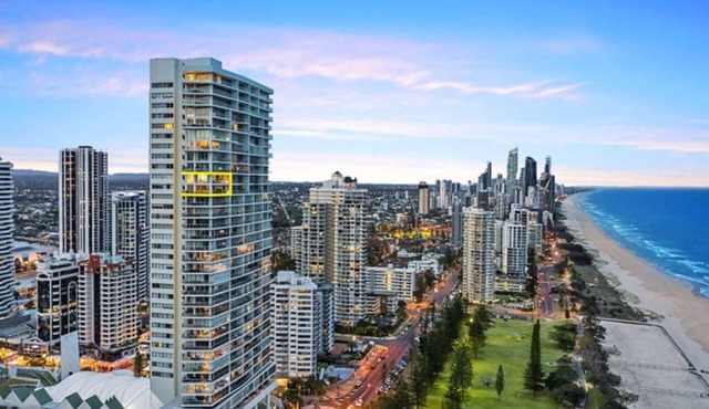 2 Level 3 bedroom luxury apartment with 180 degree views in Broadbeach