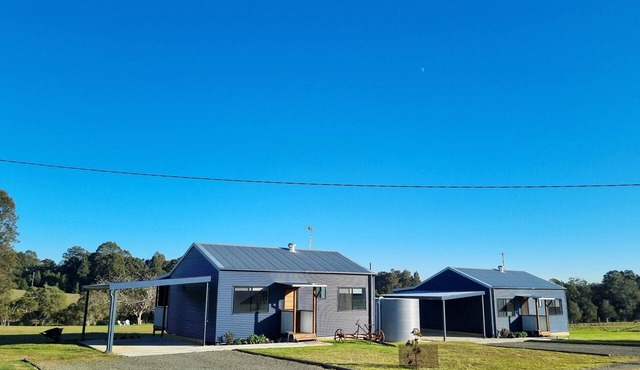 2 x self-contained Cottages Rosewood & Blackwood Sleeps 8, Lovedale wine country in Keinbah