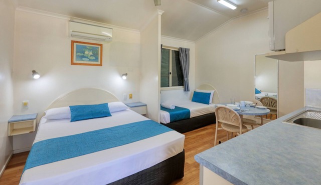 22 on Bowen Motel in Roma