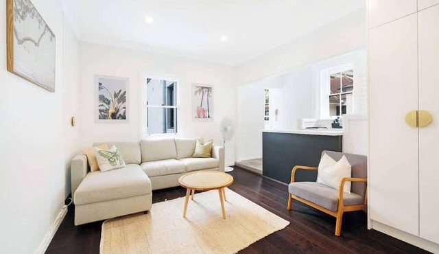 2BR apartment in trendy Potts Pt