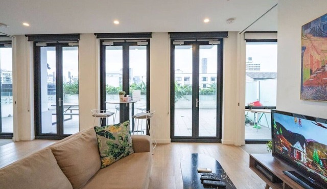 2BR Brisbane Stay w/Huge Balcony & Pool M25 in Spring Hill