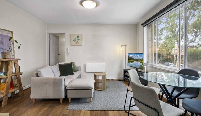 2BR Flemington | Walk to Showgrounds + Parking