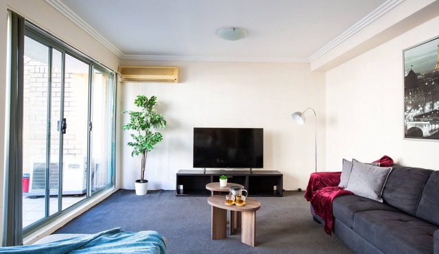 3 bedroom apartment | 5 mins walk to Darling Harbour with Free Parking