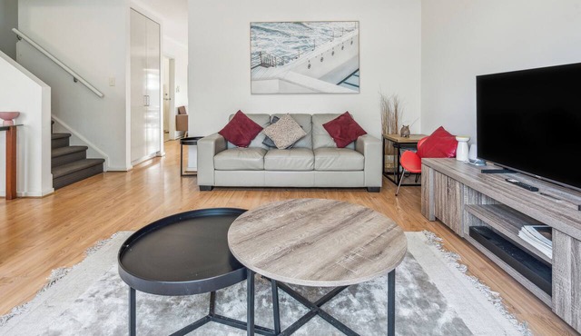 3BR 2BA Townhouse, Park View, Walk to Cafés