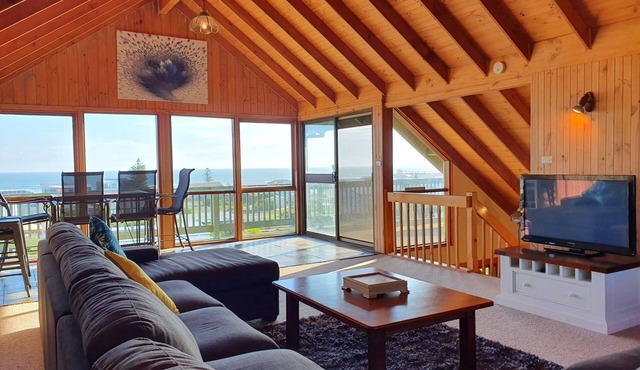 3BR Beach House Sleeps 8 – Fire Pit, Ocean Views, 250m to Sand | Ideal for Extended Stays