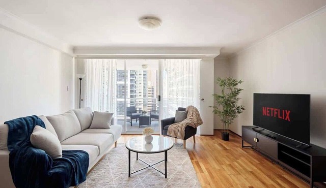 3BR CBD Apartment | Pool, Parking, Gym, Skylines
