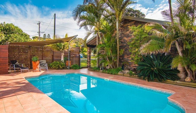 40 Underwood Road with Swimming Pool, Linen and WiFi.