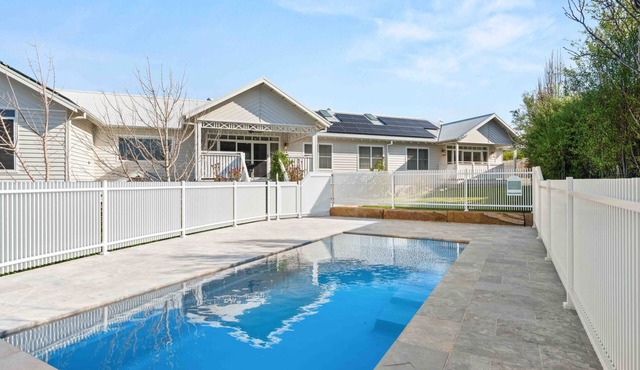 4BDR, Fireplace, Pool & Pet friendly