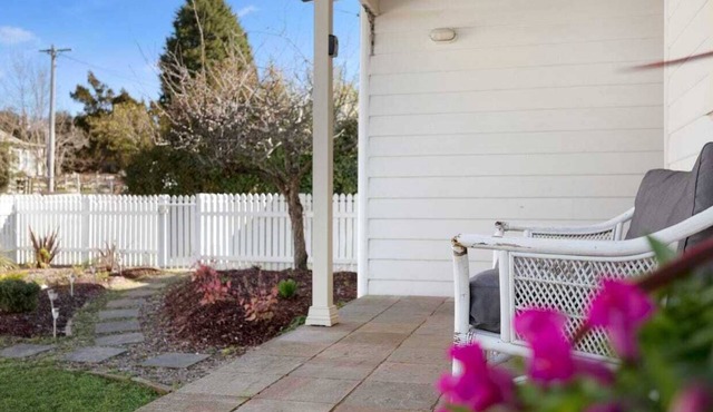 4BR 2BA Cottage | King Bed | Pet Friendly | Firepit | Fireplace | Fully Fenced