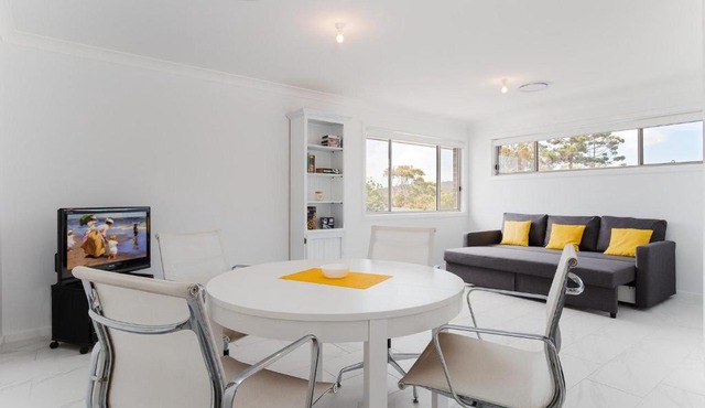 5 Bent Street huge house with Foxtel and Aircon