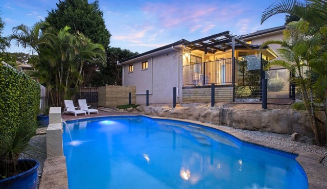 5 mins drive to Terrigal Beach. House.