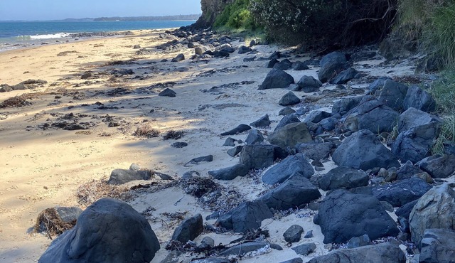 5 minute walk to Merricks Beach from comfortable beach shack in Merricks Beach