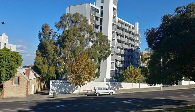 65 Hillside 2BR Apt CBD Kings Park Parking