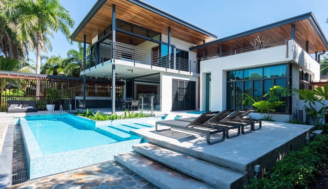 8 Beachfront Mirage - 6 Bedroom Luxury Home in Exclusive Position in Port Douglas